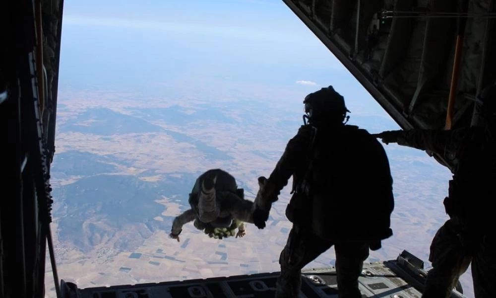 Συνεκπαίδευση σε ρίψεις προσωπικού και εφοδίων μεταξύ της Ελλάδας και των ΗΠΑ